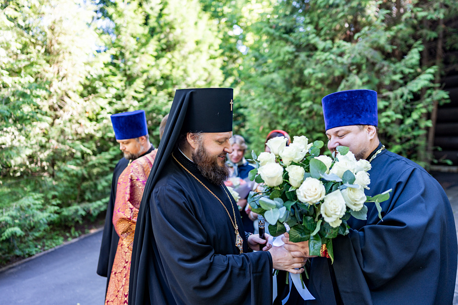 Божественная литургия в храме царственных страстотерпцев деревни Плещеево г.о. Подольск